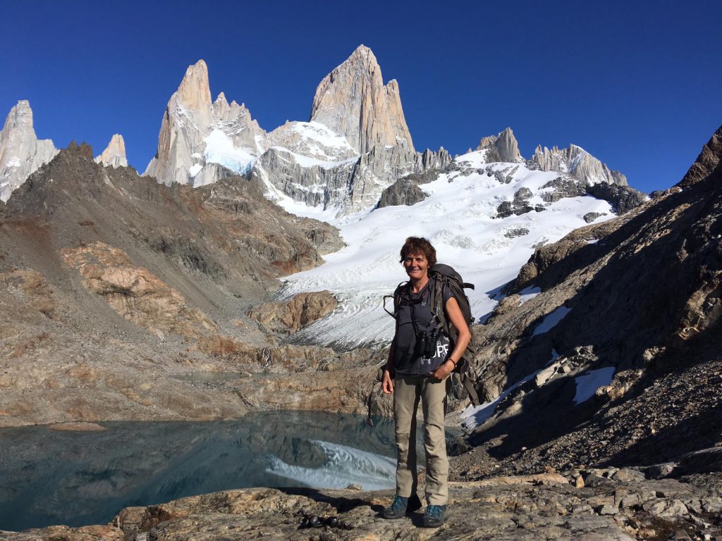 Anne Lapied in Patagonia con maglietta Gran Paradiso Film Festival